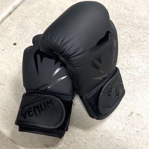 Venum 8oz boxing gloves black like new condition